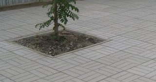 Качественная тротуарная плитка серого цвета в Советской Гавани в октябре