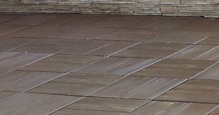 Бетонная брусчатка двора в Советской Гавани в октябре
