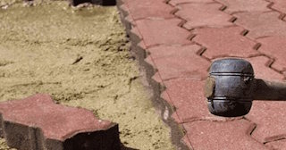 Укладка плитки на песок в Советской Гавани в октябре