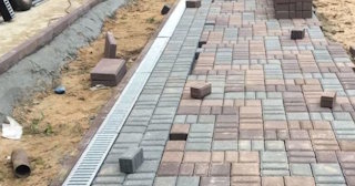 Профессиональная укладка плитки на улице в Советской Гавани в октябре