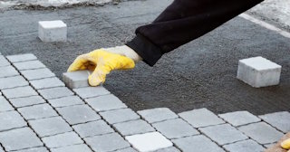 Монтаж тротуарной плитки на даче в Советской Гавани в октябре