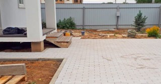 Укладка тротуарной плитки во дворе в Советской Гавани в октябре