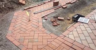 Укладка тротуарной плитки в Советской Гавани в октябре