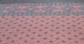 Укладка тротуарной плитки на старое бетонное основание в Советской Гавани в октябре
