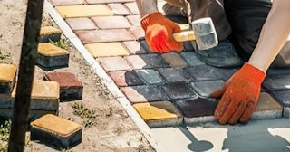 Укладка брусчатки «старый город» три цвета в Советской Гавани в октябре