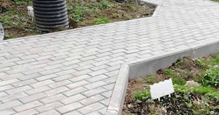 Профессиональная укладка брусчатки в Советской Гавани в октябре
