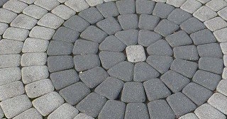 Профессиональная укладка клинкерной брусчатки в Советской Гавани в октябре