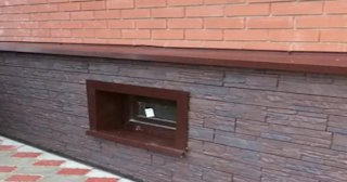 Облицовка цоколя панелями под камень в Советской Гавани в октябре