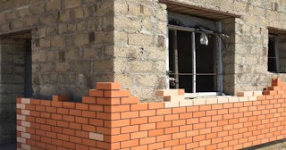 Профессиональная облицовка цоколя дома в Советской Гавани в октябре