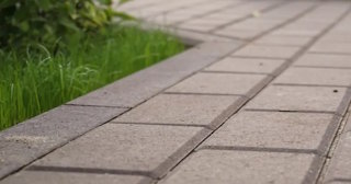 Профессиональная укладка тротуарных дорожек в Советской Гавани в октябре