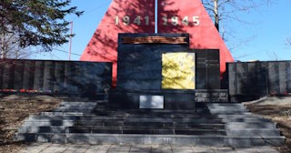 Профессиональное благоустройство памятников в Советской Гавани в октябре